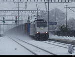 RailPool - Lok 91 80 6 186 499-0 vor Güterzug bei der durchfahrt im Bhf. Münsingen am 02.12.2023