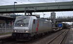 HSL Logistik GmbH, Hamburg-Tiefstack [D] mit der Akiem Lok  186 365-3   [NVR-Nummer: 91 80 6186 365-3 D-AKIEM] und KLV-Zug Richtung Rostock-Seehafen am 29.12.23 Durchfahrt Bahnhof Berlin-Hohenschönhausen.