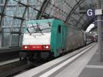 Diese BR 186 aufgenommen am 03.10.2009 am Berliner Hbf. zieht den EC  Warschau Express  Richtung Fankfurt /Oder