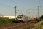 185 671 der Railpool fuhr mit ihrem Montagszug an uns (Mir und Julian H.)am 28.06.2010 vorbei