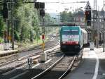 Ein ungewohntes Bild : Cobra-Lok 2804 wird mit ihrem gemischten Gterzug ber Gleis 7 durch Aachen-HBF geleitet, wo sonst nur P-Zge fahren.