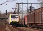 186-142 der Captrain mit einem Gterzug Richtung Koblenz bei der Durchfahrt in Bonn-Oberkassel, 19.3.11