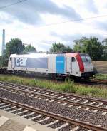 Blinkend kommt 186 182-2 mit einem Containerzug aus Seelze durch Dedensen-Gmmer gefahren.23.5.2011