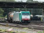 Cobra 186 200 (2808) zieht am 16.07.2011 einen gemischten Gterzug von Gremberg kommend unter der Brcke Turmstrasse in Aachen West ein.