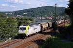 E186 237 hat vor einigen Minuten einen Getreidezug aus Tschechien bernommen und fhrt ihn nun bei Knigstein stromabwrts (03.08.'11)