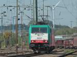 Bei schnstem Herbstwetter rangiert am 24.09.2011 Cobra 186 229-1 (2837) in Aachen West.