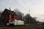 Railpool 186 108 (i.E. fr RTB) am 11.12.11 mit einem Containerzug bei der Durchfahrt durch Ratingen-Lintorf.
Gru an den Tf!