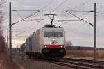 186 138 der ITL zieht einen kleinen Lokzug am 19.02.2012 durch Radegast in Richtung Dresden. Im Schlepp 185 519-6.