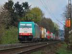 Am 13.04.2012 ist die Cobra 186 204 (2812) mit einem bunten Containerzug am Haken auf der Rampe der Montzenroute von Aachen West nach Belgien unterwegs.