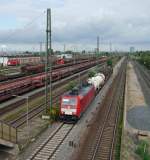 186 336 fhrt mit ein paar Gterwagen am mittlerweile abgerissenen ehemaligen S-Bahnsteig Mannheim SAP-Arena/Maimarkt vorbei. Im Hintergrund ist das Bw Mannheim Rbf und die hellblaue Lok-Waschanlage zu erkennen, bei der immer noch eine Kf zur Lok-Verschiebung eingesetzt wird. (07.08.12)