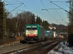 Leichtes Spiel fr Cobra 186 222 (2830) am 10.02.2013 auf der Rampe von Aachen West nach Belgien. Der Containerzug ist nicht komplett beladen und deshalb kann die Lok mit relativ hoher Geschwindigkeit ihre Last die Rampe hochschleppen.