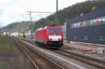 Zweckentfremdet wurde am 04.04.2011 E 186 327. Normalerweise holt eine 294er die bergabe bei der Halberger Htte in Brebach ab. Rechts das im Bau befindliche Betriebswerk der Saarbahn.
Am 21.03.2013 machten wir eine Besichtigung im neu erffneten Werk, das seit Dezember 2012 die Arbeit aufgenommen hat. 