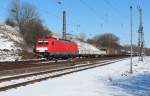 E186 324 war im Mrz 2013 bei Elze mit einem Gterzug auf dem Weg nach Mnchen.