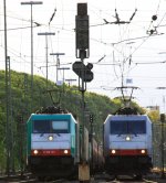 186 123 von Railtraxx steht in Aachen-West mit einem einem langen KLV-Containerzug aus Genk-Goederen(B) nach Frankfurt-Höchstadt und wartet auf die Abfahrt nach Köln über Aachen-Hbf, 