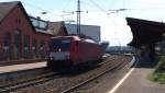 Gegen die grelle hochstehende Sonne durchfährt E 186 331-5 den Bahnhof Völklingen in Richtung Bous. Links ist das alte Bahnhofsgebäude zu erkennen, welches ein Restaurant beherbergt.
Der neue Bahnhof ist im Innenbereich ausgestorben. Der verdreckte Warteraum lädt nicht zum Verweilen ein, der Serviceschalter ist geschlossen und die Gastronomie hat sich ebenfalls verabschiedet. Traurige Eisenbahnwelt aber die Straßenlobby hat das Spiel schon seit Jahren für sich entschieden.
19.06.2013 KBS 685 - Bahnstrecke 3230 Saarbrücken - Karthaus