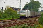 Die Crossrail 186 150-9/ex Captrain ist in Grevenbroich mit einem Containerzug in Richtung Rheydt fahrend zu sehen am Nachmittag des 30.August 2013.