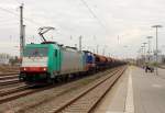 Die 186 131 mit unbekanntem Diesel von Raildox und gedecktem Schttgterzug bei der Durchfahrt am 25.10.2013 im Bahnhof Oranienburg.