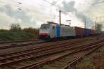 Die Railpool 186 103 kommt hier mit einem Kastelzug durch Grevenbroich gen Rheydt gefahren am Samstag den 25.1.2014