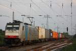 Railpool 186 103 zog am 11.6.13 noch fr die RTB Cargo einem Containerzug durch Ratingen-Lintorf.