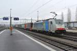 Railpool/BLS Cargo 186 105 mit Güterzug bei Durchfahrt in Rotkreuz, 08.02.2014.