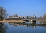 186 143 mit einem Getreidezug am 07.03.2014 auf der Isarbrücke bei Plattling.