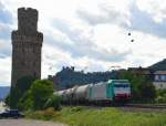 Oberwesels schiefer Turm mit 186 132 die einen Tankwagenzug gen Koblenz zieht. 28.8.2014