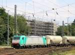 E186 132 von Crossrail kommt aus Richtung Köln,Aachen-Hbf,Aachen-Schanz, mit einem langen Silozug aus Augsburg(D) nach Herentals(B) und fährt in Aachen-West ein.