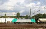 E186 132 von Crossrail kommt aus Richtung Köln,Aachen-Hbf,Aachen-Schanz, mit einem langen Silozug aus Augsburg(D) nach Herentals(B) und fährt in Aachen-West ein. Aufgenommen vom Bahnsteig in Aachen-West bei Sonne und Gewitterwolken am Nachmittag vom 23.8.2014. 