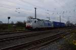 Gen Rheydt durch fährt hier die LTE 185 237-4 den Bahnhof Grevenbroich mit einem KlV-Zug. Freitag den 5.12.2014