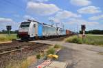 Die beiden BLS 186 103 und 186 105 kommen auch bei Neuss Vogelsang gen Krefeld mit einem Kastelzug am Sonntag den 14. Juni 2015 gefahren.