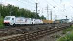 Die weiße 186 901 XR von Crossrail mit einer weiteren 186 und einem Containerzug am Haken bei der Durchfahrt in Köln-Gremberg am 14/08/2009.