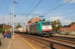 Auf dem Weg nach Aachen-West zieht Cobra-Lok 2819 (186 211) am 03/10/2015 einen gemischten Güterzug durch den Bhf Bilzen. 