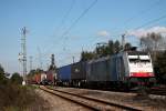 186 103 am 27.09.2014 mit einem Containerzug nach Italien bei der Durchfahrt von Orschweier gen Süden.