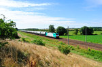 E186 127 mit einem Kesselwagenzug bei Zschortau, am 18.07.2016.