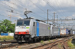 Lok 186 110-3 durchfährt den Bahnhof. Pratteln. Das abzweigende Gleis führt auf eine Strasse und in ein Industriegebiet, von wo aus auch diese Aufnahme am 28.06.2016 entstand.