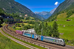 BLS /Railpool 187 005-4 und die 186 104  donnern in der Wattinger Kurve mit einem schwach ausgelasteten Containerzug bei Wassen den Gotthard hinauf.Bild vom 19.7.2016