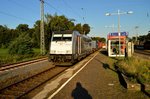 Durch Rommerkirchen donnert am heutigen Abend die RurtalbahnCargo 186 422-2 mit einem Containerzug gen Venlo. 16.8.2016