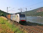 186 101 mit Containerzug in Fahrtrichtung Koblenz.