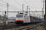 Lok 186 904-9 durchfährt den Bahnhof Pratteln. Das abzweigende Gleis führt auf eine Strasse und in ein Industriegebiet, von wo aus auch diese Aufnahme am 07.02.2017 entstand.