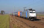 186 292, welche für die Rurtalbahn im Einsatz ist, schleppte am 15.02.17 einen Containerzug durch Rodleben Richtung Roßlau.