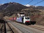 Die 186 440 mit einem KLV-Zug am 25.02.2017 bei der Durchfahrt in Gossensass.