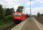 187 126 DB kommt mit einem Güterzug aus Köln nach Süden und kommt aus Richtung Köln und fährt durch Roisdorf bei Bornheim in Richtung Bonn,Koblenz.