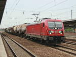 187 109 (NVR-Nummer 91 80 6 187 109-4 D-DB) mit einem Güterzug bei der Durchfahrt durch den Bahnhof Berlin Schönefeld Flughafen am 12. Juni 2019.

