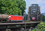 Im Frankfurter Raum dominieren die 187er der DB das Bild der Güterzüge. Hier begegnen sich 187 191-2 auf den Weg nach Frankfurt Ost und 187 169 auf den Weg in Richtung Frankfurt Main Süd auf der Deutschherrnbrücke.

Frankfurt 20.05.2020