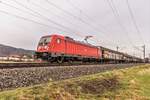 187 137-5 ist mit einem gemischten Güterzug am 12.01.2022 bei Herleshausen in Richtung Bebra unterwegs.