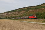 187 135 mit einem gemischten Güterzug aus Gemünden kommend am 5. August 2022 bei Thüngersheim.
