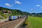 187 302 mit einem Getreidezug am 07.08.2017 bei Wernstein am Inn. 