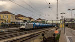 187 306-6 durchfährt, mit ihrer blauen Leine, am 13. Mai 2018 den Bahnhof Regensburg. 