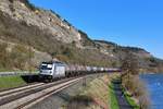 187 076 mit einem Kesselzug am 06.04.2018 bei Gambach.