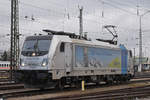 Lok 187 006-2 verlässt die Abstellanlage beim badischen Bahnhof.